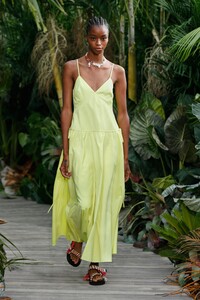00011-jason-wu-spring-21-rtw-credit-Dan-Lecca.thumb.jpg.04103ee333d9b39b1e5f4d7f0c50fd53.jpg