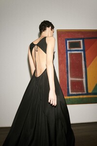 00015-VICTORIA-BECKHAM-SPRING-21-RTW-Credit-Andrew-Vowles.thumb.jpg.a20f2191a0e875e799049101c824e474.jpg
