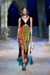 00016-Versace-RTW-SS21.thumb.jpg.f5a857da51335667a022873c3b2d41ad.jpg