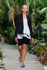 00017-jason-wu-spring-21-rtw-credit-Dan-Lecca.thumb.jpg.92d6854f079cd8c70c42e4ea0e924246.jpg