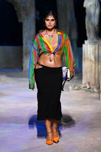 00019-Versace-RTW-SS21.thumb.jpg.7950af92c17fe4356f4da987ceae73dd.jpg