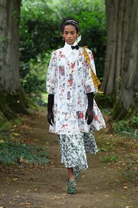 00022-ERDEM-SPRING-21-RTW.thumb.jpg.3d642905e28f8b8239d190705a95a793.jpg