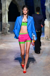 00025-Versace-RTW-SS21.thumb.jpg.52a7333d1785b41785cec97ba034f917.jpg