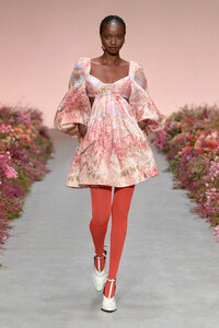 00025-Zimmermann-RTW-SS2021.thumb.jpg.fb092f05eaef5669ac5bc601783ed246.jpg