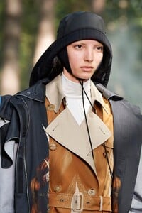 00030-BURBERRY-DETAILS-SPRING-21-RTW.thumb.jpg.4da78b0744babdff3dbb178f6a6b3ecd.jpg