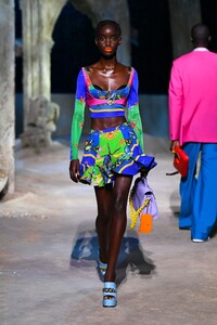 00033-Versace-RTW-SS21.thumb.jpg.a29db7e95b920fb028b367addf7dc01f.jpg