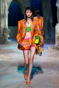 00039-Versace-RTW-SS21.thumb.jpg.1a1fd7659f921b6794d2369508e23a0d.jpg