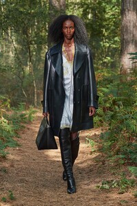 00044-Burberry-RTW-Spring21.thumb.jpg.4f4c7cc082b97c64cf0afb84bd4187d5.jpg