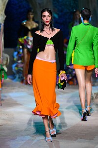 00050-Versace-RTW-SS21.thumb.jpg.49f3060b06f385803b1902e165573328.jpg