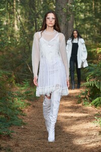 00052-Burberry-RTW-Spring21.thumb.jpg.8e5013d57177478f18b78f7c3b31c2f6.jpg