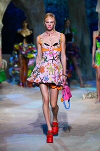 00054-Versace-RTW-SS21.thumb.jpg.57cd6cdded5a3574e1f39a0b21bc3e99.jpg