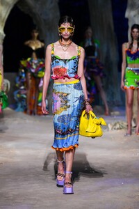 00058-Versace-RTW-SS21.thumb.jpg.3c474ddb7e68038e69bd3449831540fe.jpg