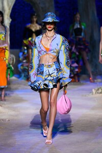 00062-Versace-RTW-SS21.thumb.jpg.0b2b0bb8d2afa1853584436918b1c26c.jpg