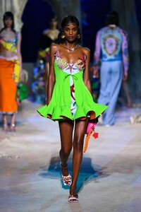 00073-Versace-RTW-SS21.thumb.jpg.1062d152449edcddf7f2dd5641739811.jpg