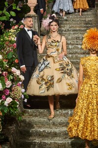 00086-DOLCE-AND-GABBANA-FALL-20-COUTURE.thumb.jpg.e313183d48b1dac4f64e189d5dd0abd2.jpg