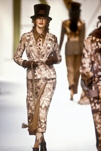 100786150_Valentino1993WomenRTW36.thumb.jpg.a6c036330ac057ead8d6fbb0e43375a8.jpg