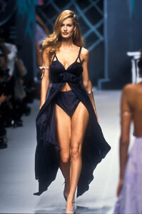 1013829122_Chloe1995WomenRTW81.thumb.jpg.2581bee3d09ca018afe43e1dda912795.jpg