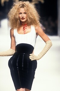 1016112523_VivienneWestwood1995WomenRTW35.thumb.jpg.57f8c1f23e9b592093bba6302cfd00b1.jpg