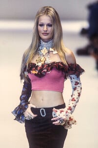 1022373953_Blumarine1993WomenRTW115.thumb.jpg.5dfc356221e7990038dfe0227cd88dee.jpg