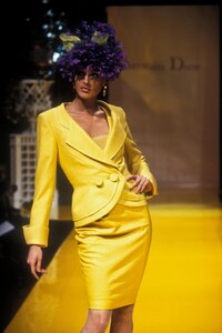 1047000723_ChristianDior1995HauteCouture6.thumb.jpg.a6b41d77a8e8ca5360ef5185916a6ff2.jpg