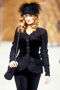 1056289270_Chanel1993HauteCouture162.thumb.jpg.d75ce886af57a322c1c0a77b5c3c3ff9.jpg