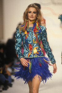 1058036171_OscardeLaRentaSpring19928.thumb.jpg.06635bb00f7a4a3ad0681f7e7eca0f49.jpg