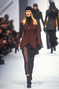 1067122445_KarlLagerfeld1993WomenRTW71.thumb.jpg.1010fbc1d2e13a2e0bf1f3b07c23eb3e.jpg