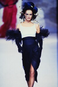 1067531385_chanel-hc-ss-1992(8).thumb.jpg.dc9c948ff796649f39bd66f52689dfb5.jpg