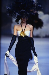 1073755534_chanel-hc-ss-1992(24).thumb.jpg.e5418ea1c6c38508dae7d52cc0a066e2.jpg