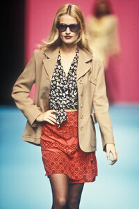 1092426623_ChristianLacroix1995WomenRTW1.thumb.jpg.acc31280194525efa58be7937521a723.jpg