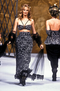 1117760184_Chanel1993HauteCouture259.thumb.jpg.44235d369316ff5f5fa59c97bb7337ab.jpg