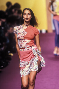 1165150386_KarlLagerfeld1995WomenRTW23.thumb.jpg.968da69d8e92d40df496c5c013fdef1f.jpg