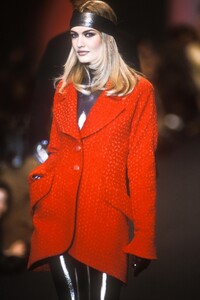 1176799042_KarlLagerfeld1991WomenRTW32.thumb.jpg.2e56e8e64e80561116faa607fe73872c.jpg