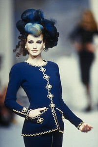 1182415076_Chanel1992HauteCouture63.thumb.jpg.c0da7b2d07a723d8bf103b360c8c948d.jpg