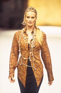 1189359356_RifatOzbek1993WomenRTW17.thumb.jpg.cf2bc9a7f2b0fd19f3a1dddccfdb40dd.jpg