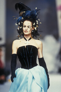 1193875322_Chanel1992HauteCouture134.thumb.jpg.e0f550af5de0e4c3386fecdf8795ad3d.jpg