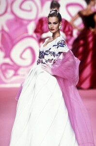 1196274132_Valentino1991HauteCouture29.thumb.jpg.a6d057c2a31feff2104ebdecd82513b7.jpg