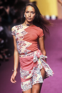 1200098080_KarlLagerfeld1995WomenRTW24.thumb.jpg.a867d2e2ee3816826530c6fbe45f05fb.jpg