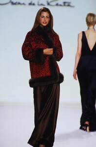 1209310683_oscar-de-la-renta-fw-1997(2).thumb.jpg.8284dfc923c9b34216c98d1834c255e2.jpg