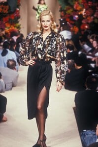 1213515085_YvesSaintLaurent1995HauteCouture183.thumb.jpg.3dba54a1550360c6cb75a62a2d2be1f0.jpg