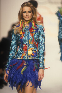1231222345_OscardeLaRentaSpring19929.thumb.jpg.52cc38075f4a0941887aa26d05d89693.jpg