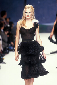 1251405786_Chanel1995HauteCouture121.thumb.jpg.372c9987326cdec9b4cca880eb0b0e90.jpg