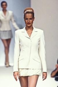 1253919961_HerveLeger1994WomenRTW11.thumb.jpg.c458b44d111d565ed2ef139cfd3fee62.jpg