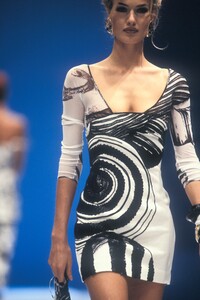 1273016365_GianfrancoFerre1992WomenRTW82.thumb.jpg.5316be536afe4680dd28d3ca7b9b7024.jpg