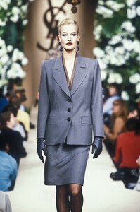 1283652651_YvesSaintLaurent1995HauteCouture60.thumb.jpg.92130197226ec8b61a2f895b3098e582.jpg