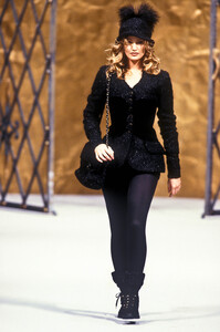 128380469_Chanel1993HauteCouture112.thumb.jpg.8ac5077fe166dbdf193fbc5573116bfc.jpg