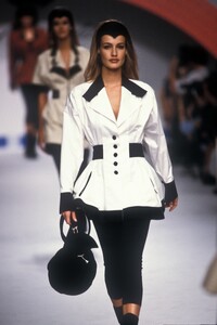 1314531026_KarlLagerfeld1991WomenRTW69.thumb.jpg.8a32f1b6bf37ad0c78f6231d91deddc8.jpg