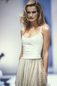 1330932053_SalvatoreFerragamo1992WomenRTW63.thumb.jpg.66e5cb4b1f54d0bc1cc27501688a829a.jpg
