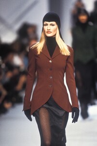 1338078345_KarlLagerfeld1993WomenRTW72.thumb.jpg.e7f3becfdee802cdaa0d6b9c0a4a79ef.jpg