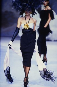 1341415854_chanel-hc-ss-1992(18).thumb.jpg.058fe8e1004972cc98a8492c5eb04eae.jpg